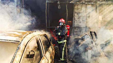 Поблизу Львова згоріли приватні будівлі та авто
