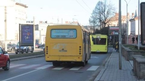 Львів'яни вимагають збільшити кількість маршруток до Рясного