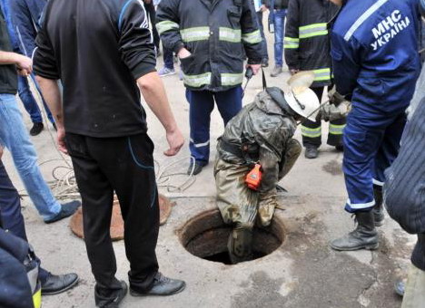 У Львові чоловік провалився в каналізаційний колодязь