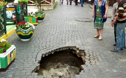Провал на вулиці Вірменській ліквідовано