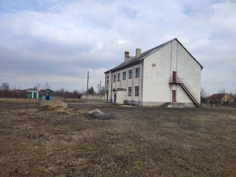 На Яворівщині за шість тисяч гривень продають понад 800 квадратних метрів складських приміщень