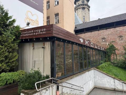 Власники ресторану у центрі Львова скасували право власності на самовільно облаштовану терасу