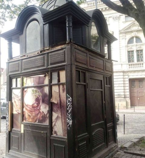 У центрі Львова демонтували два МАФи