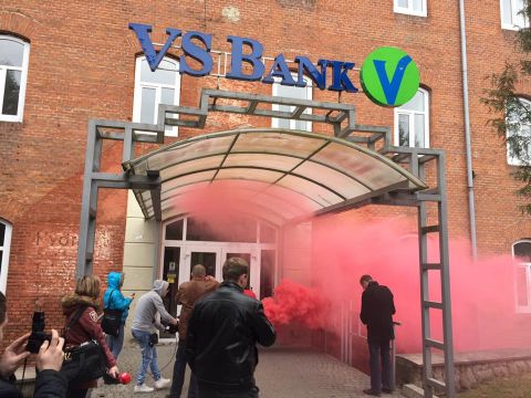 Львівські активісти пікетують ВіЕс Банк