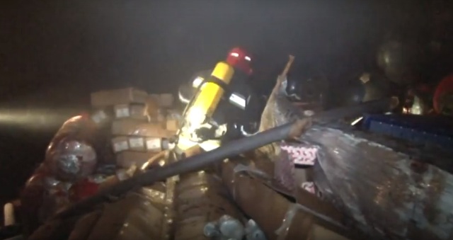 Пожежу на складі у Пустомитах гасили 18 рятувальників