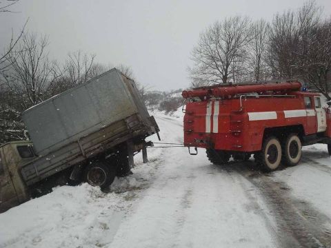 У Буському районі вантажівка з'їхала у кювет