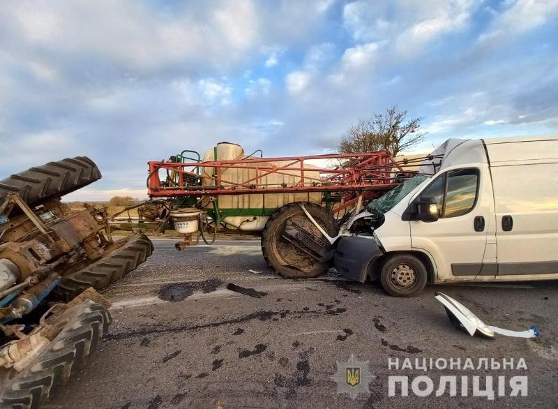 На Львівщині у ДТП з трактором постраждав водій мікроавтобуса