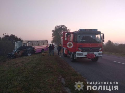 На Жовківщині зіткнулися легковик та маршрутка з пасажирами: є загиблі