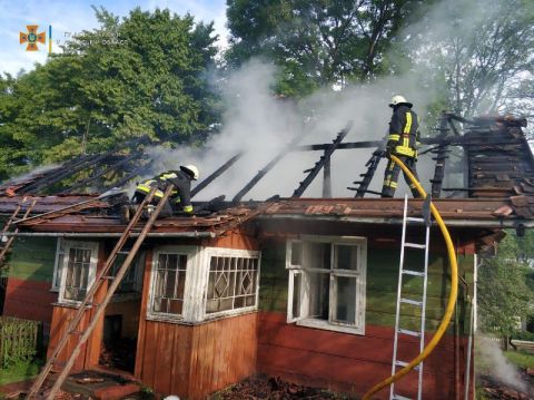 На Самбірщині вогонь повністю знищив дах житлового будинку