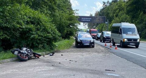 Поблизу Львова у ДТП постраждали водій та пасажир мотоцикла