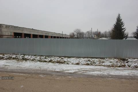 Поїзд, меблевий цех, пекарня, амбулаторія, дитсадок, центр містечка