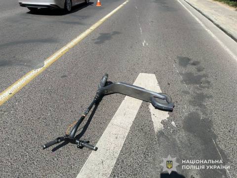 У Львові в ДТП з мотоциклом та легковиком постраждала водійка електросамоката