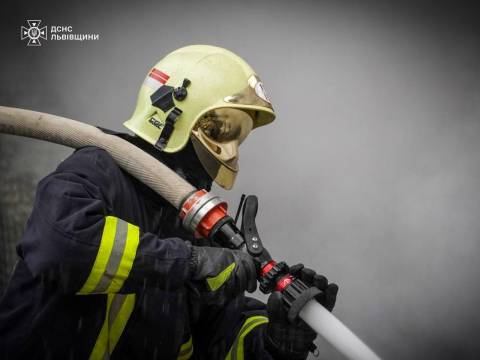 Атака на Львівщину: двоє людей поранені, пошкоджено енергетичний об’єкт та будинки