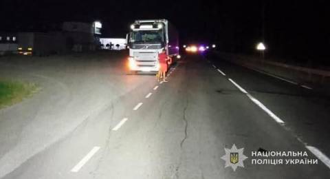 На трасі Київ – Чоп водій вантажівки на смерть збив пішохода