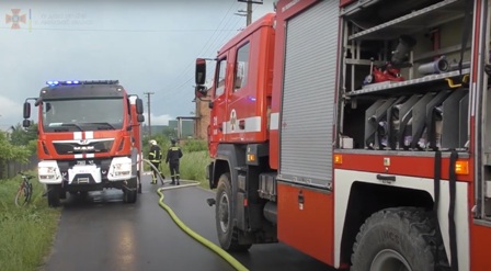 Понад 20 рятувальників гасили пожежу у будинку поблизу Львова