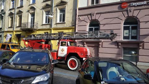 Мешканців будинку у центрі Львова евакуювали через пожежу