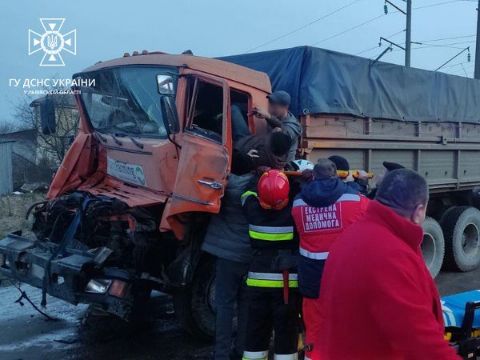 На Золочівщині у ДТП постраждав водій вантажівки