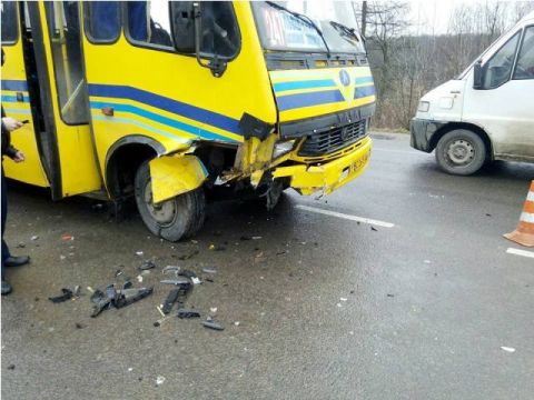 Неподалік Львова автомобіль зіткнувся з маршруткою