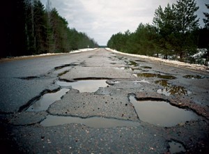 Аварійну дорогу Дрогобич-Комарно ремонтуватимуть за власні кошти