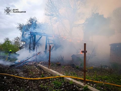 На Золочівщині згоріла господарська будівля