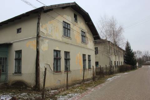 Поїзд, меблевий цех, пекарня, амбулаторія, дитсадок, центр містечка