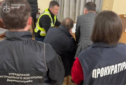 Львівського митника викрили на хабарі за безперешкодне оформлення авто з овочами та фруктами