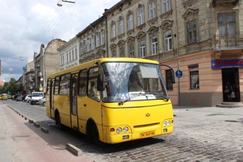 Львів'яни вимагають запустити великі автобуси на два найдовші маршрути міста