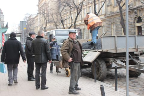 На вулиці Замкнутій у Львові триває ремонт дороги