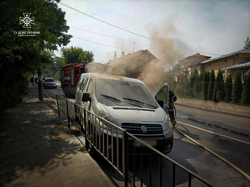 У Дрогобичі через пожежу в авто водія з опіками госпіталізували до лікарні