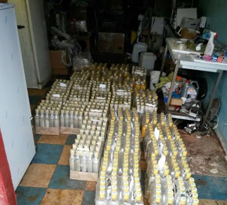 У Львові виявили склад з понад 1400 пляшками підробленої горілки