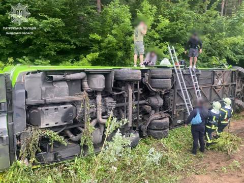 Автобус «Чернігів–Прага» перекинувся після зіткнення з легковиком на Львівщині 