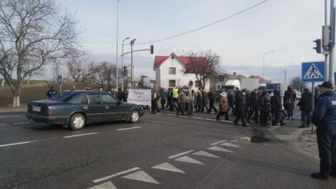 Місцеві мешканці повністю заблокували трасу Київ-Чоп поблизу Ямпіля