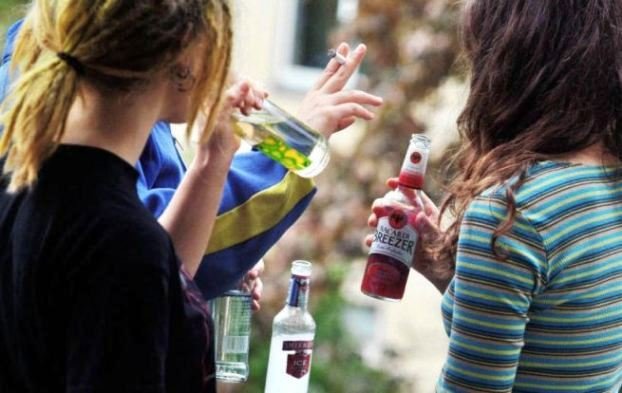 На Львівщині правоохоронці провели рейд і затримали підлітків з алкоголем