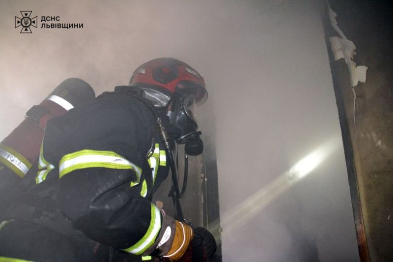 У Львові під час пожежі в багатоповерхівці постраждав чоловік
