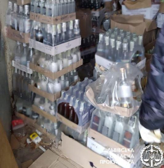 У Золочеві виявили склади і магазини з фальсифікованими алкоголем та цигарками