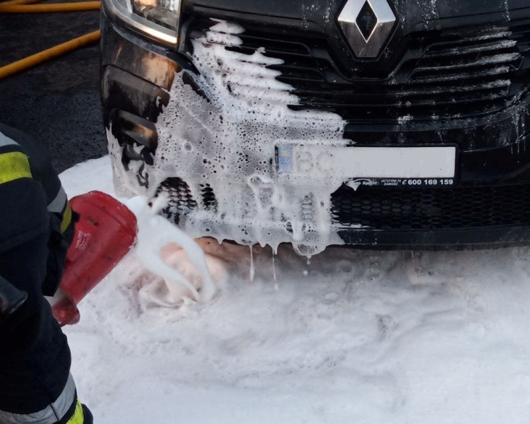 У Червонограді згоріла автівка Renaut Trafic