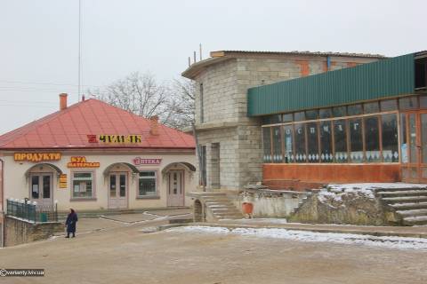 Поїзд, меблевий цех, пекарня, амбулаторія, дитсадок, центр містечка