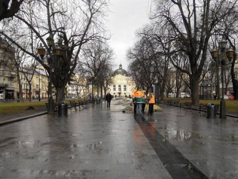 На вулиці Львова виїхало більше 50 одиниць снігоприбиральної техніки