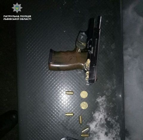 В центрі Львова патрульні затримали п'яного юнака зі зброєю