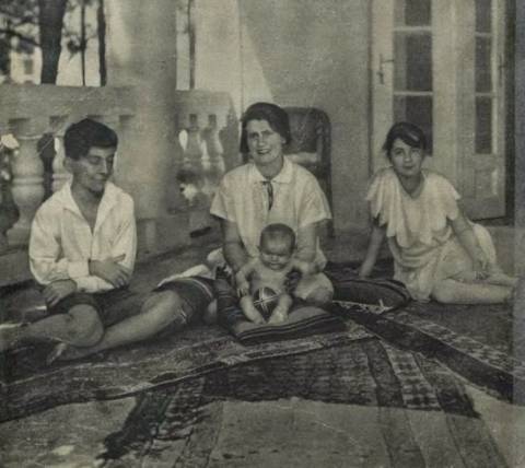 Рита, Стас, Люся, Романа на віллі (фото: kronikatygodnia.pl)