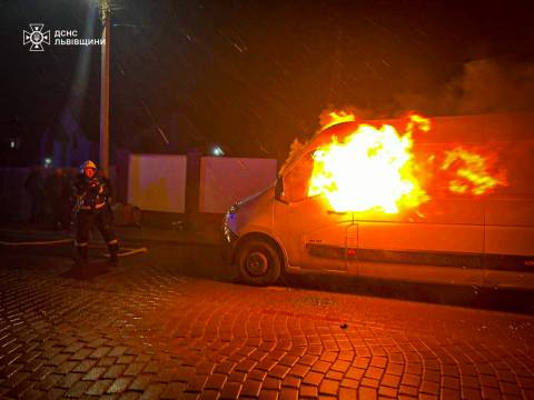 На Львівщині під час руху згорів мікроавтобус Renault 