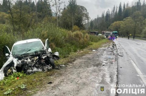 На трасі Київ – Чоп у потрійному ДТП загинув водій легковика та постраждали троє людей