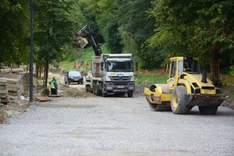 Вулицю Орлика до кінця року відкриють для транспорту