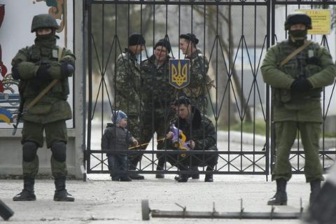 РНБО доручила Міноборони провести передислокацію військових частин у Криму, – Турчинов