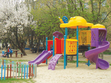 В парку Франка відкрили оновлений дитячий майданчик