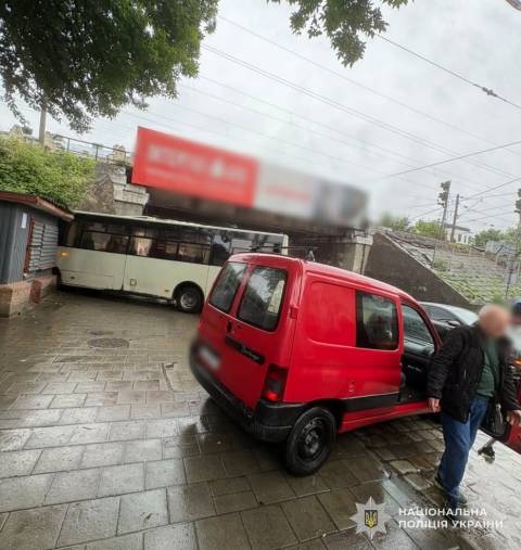 У Львові маршрутка зіткнулась з легковиком та врізалась у стіну: постраждали пасажири