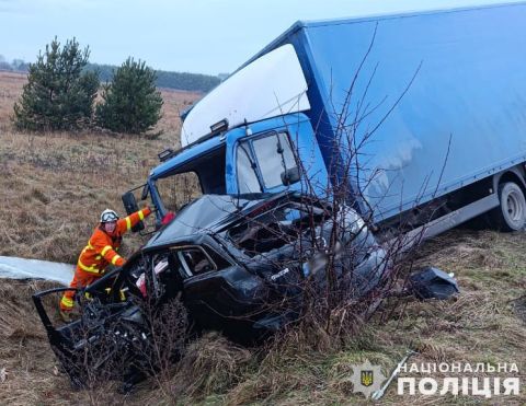 На Львівщині у ДТП з вантажівкою загинув водій легковика та постраждали двоє малих дітей