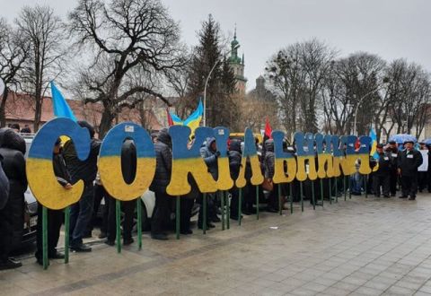 Мешканці ОТГ влаштували мітинг перед Львівською облрадою