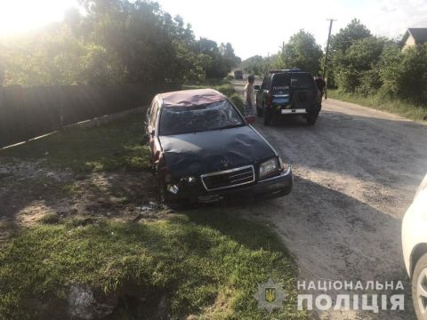 На Яворівщині перекинулася автівка: є травмовані
