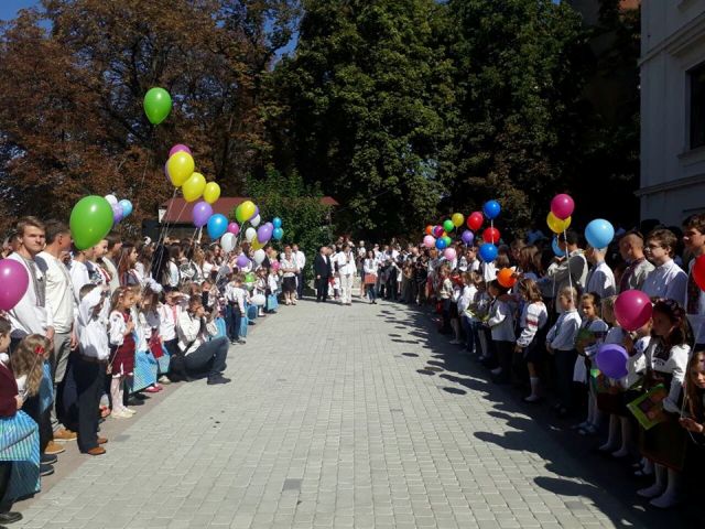 На Львівщині свято Першого дзвоника охороняли 800 поліцейських